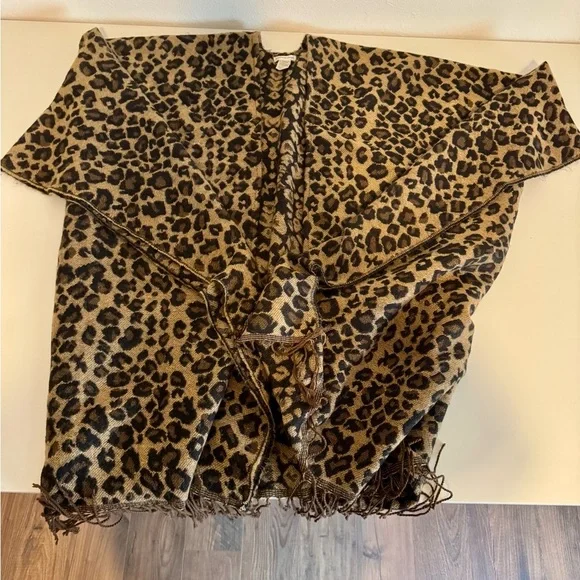 Croft & Barrow Leopard Print Shawl Cape with Fringe - Picture 6 of 6